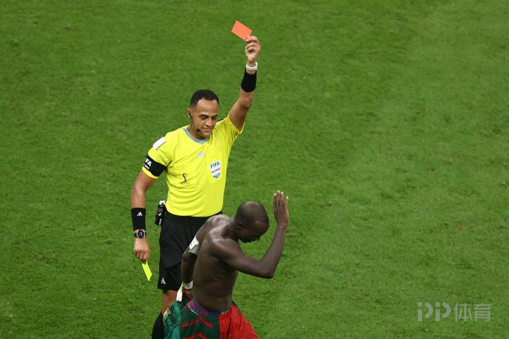 世界杯-巴西0-1喀麦隆仍头名出线 阿布巴卡尔头球绝杀 8 世界杯-巴西0-1喀麦隆仍头名出线 阿布巴卡尔头球绝杀